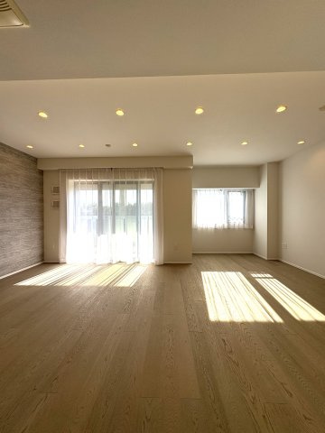 SHONAN LIFE― 湘南を感じる、海街のレジデンス ―の居間・リビング