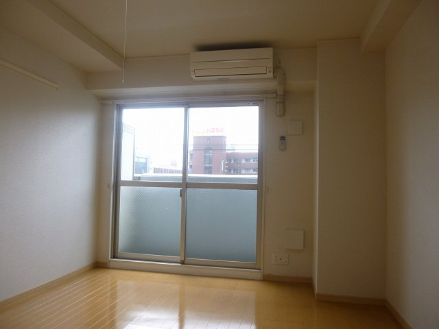 サンシャイン　富雄駅前の居間・リビング|ゆったりとしたリビングです