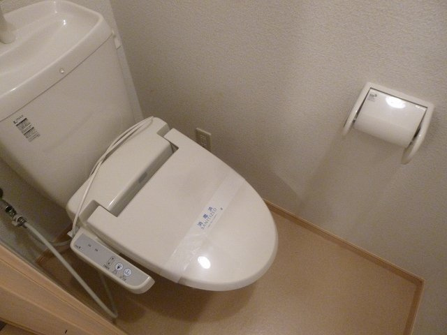サンシャイン　富雄駅前のトイレ|落ち着いた色調のトイレです
