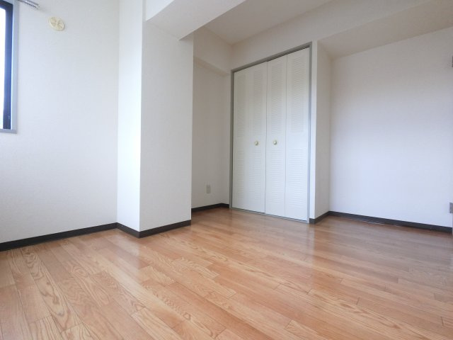 メゾンリヴィエール道場北の洋室