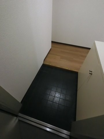 メゾンリヴィエール道場北の玄関