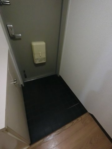 メゾンリヴィエール道場北の玄関