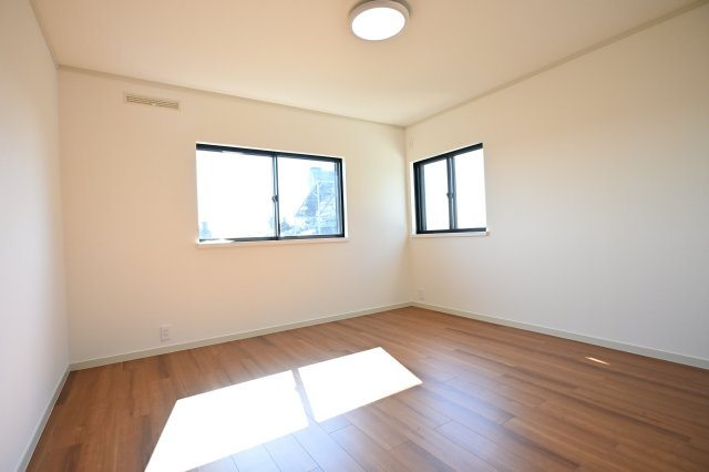 伊勢原市桜台４丁目　戸建の洋室