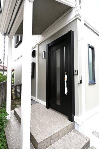 伊勢原市桜台４丁目　戸建の玄関