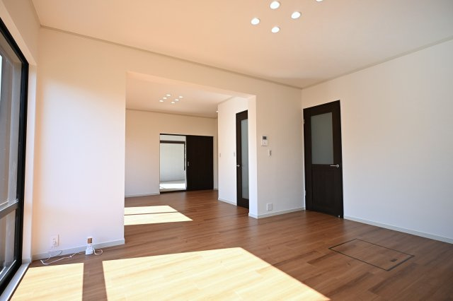 伊勢原市桜台４丁目　戸建の居間・リビング