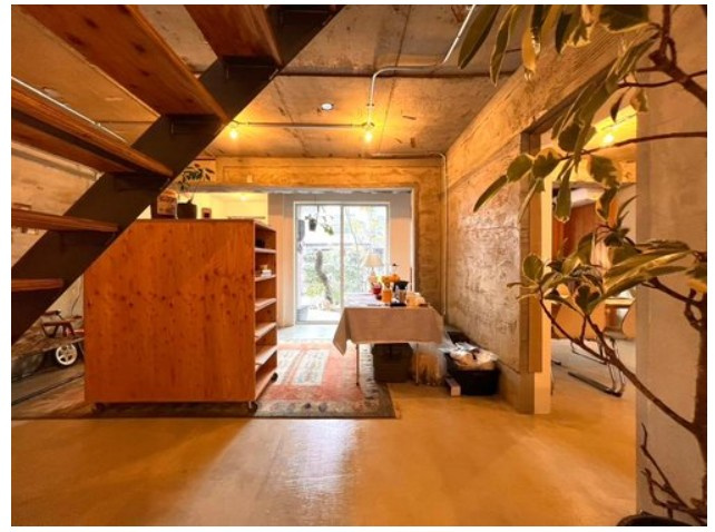 大山崎町円明寺脇山の内装|リビングの中央に、収納力抜群の棚を設置。細々したものをすっきりと収納できます。