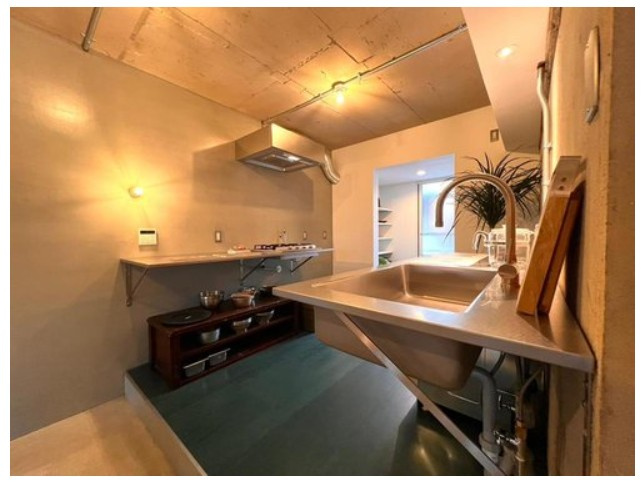 大山崎町円明寺脇山のキッチン|二列型のステンレスキッチン。動線が短く調理が捗ります。ステンレスは汚れに強く、丈夫なので、お料理好きな方にぴったりのキッチンです。