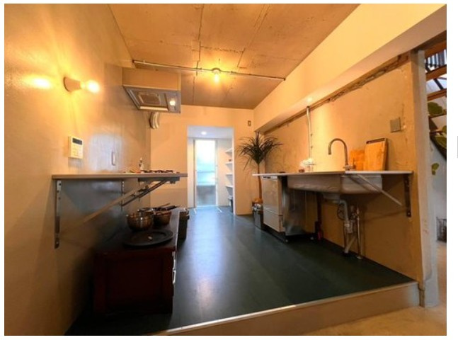 大山崎町円明寺脇山のキッチン|キッチンからは食品をたくさんストックできるパントリーにアクセスできます。