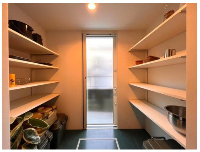大山崎町円明寺脇山の収納|キッチン横のパントリーには、いざという時の備蓄食品や、普段使いの食品など、たくさん収納できます。北側に出られる勝手口があり、ゴミ出しなどに便利です。