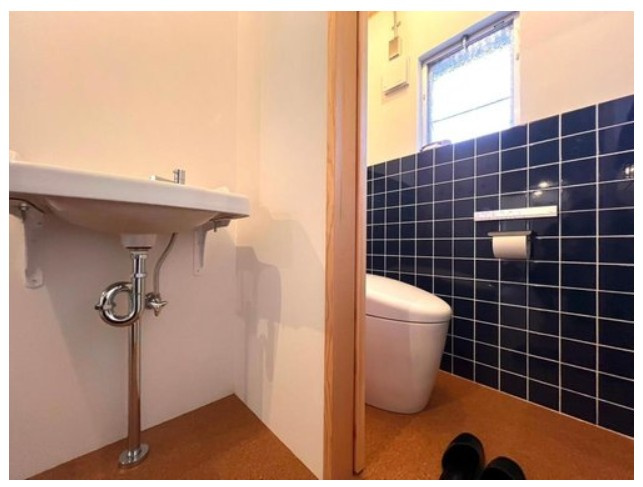 大山崎町円明寺脇山の独立洗面台|洗面台も全体のコンセプトに合った、すっきりとしたデザインです。