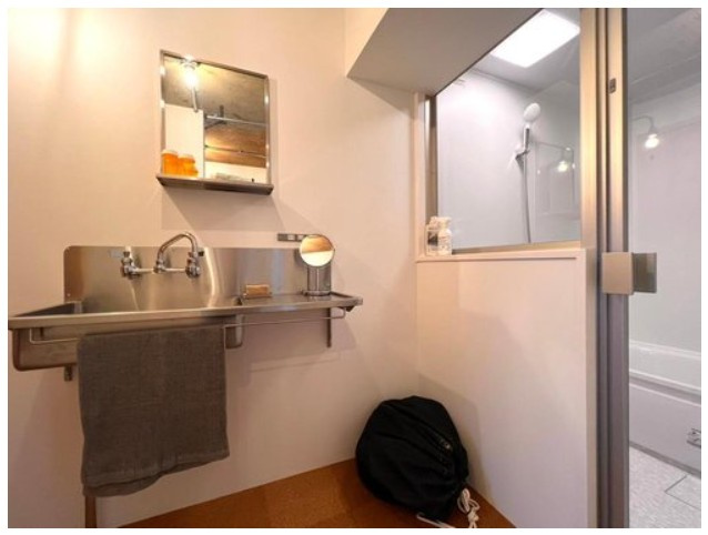 大山崎町円明寺脇山の浴室|脱衣室には、すっきりとしたホテルライクなデザインの洗面台が備えられています。