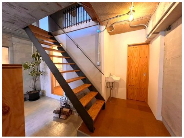 大山崎町円明寺脇山の内装|木材とコンクリートの使い分け、合わせ方が工夫され、見事に双方が調和した空間に仕上がっています。