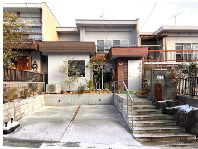 大山崎町円明寺脇山の外観|スクエアなフォルムが古さを感じさせない、普遍的なデザインの外観です。