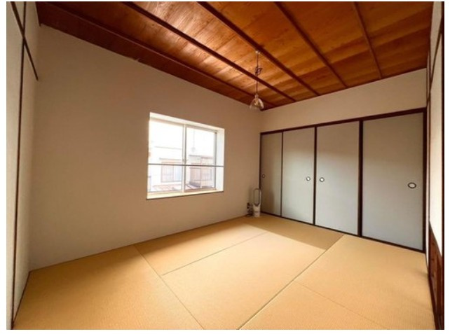 大山崎町円明寺脇山の和室|二階北側の和室は壁面いっぱいの幅のある押入れがあり、布団や季節物などをたっぷりと収納可能です。
