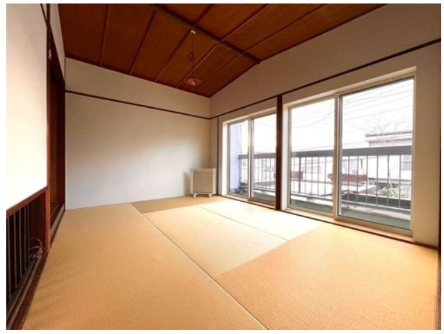 大山崎町円明寺脇山の和室|二階南側の和室です。引き違いサッシが二枚あり、開放感に溢れた居室です。陽当たりが良く、居心地が良さそうです。