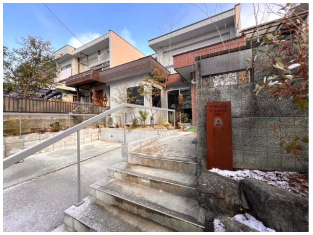 大山崎町円明寺脇山のエントランス|前道からは段差が少なく、楽に玄関までアプローチできます。