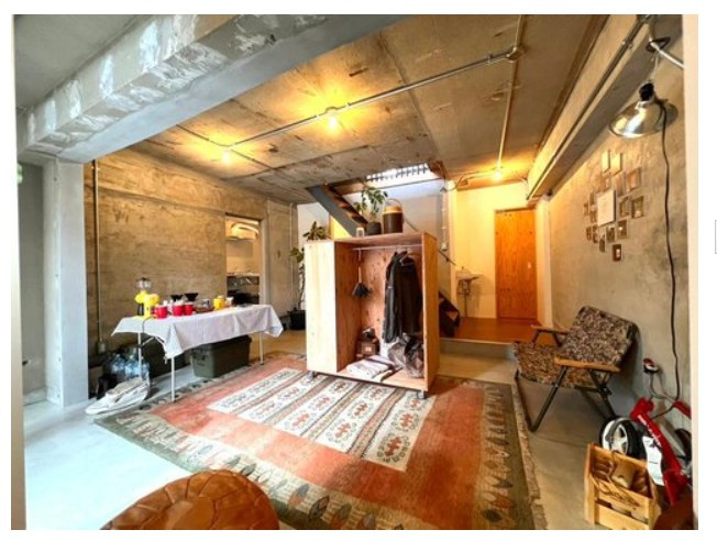 大山崎町円明寺脇山の居間・リビング|コンクリート打ち放しのオシャレな内装です。断熱改修済みのため、冬も暖かく過ごせます。