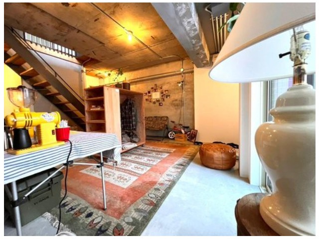 大山崎町円明寺脇山の居間・リビング|無機質な内装に、選び抜いたインテリアが映えます。