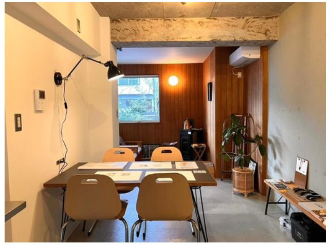 大山崎町円明寺脇山のダイニング|木目調の壁材が、コンクリート打ち放しの内装に、温もり感を添え、柔らかな空間を演出します。