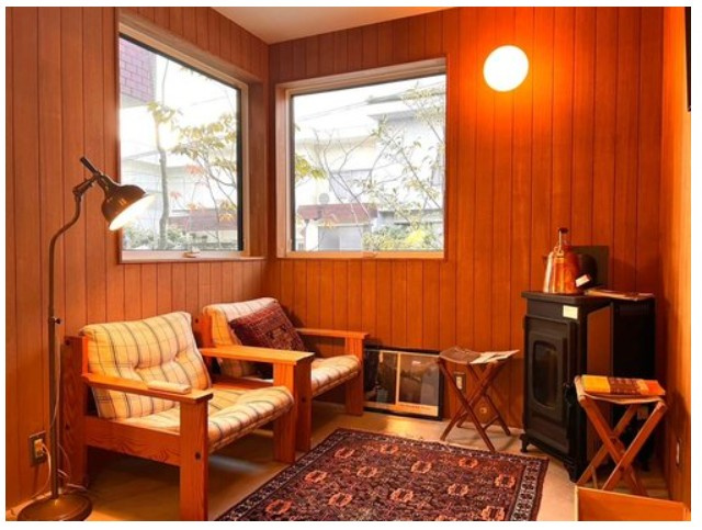 大山崎町円明寺脇山の居間・リビング|スクエアな窓に木目調の壁が素敵なリビング空間です。ソファでゆったりくつろぎのひと時を過ごせます。