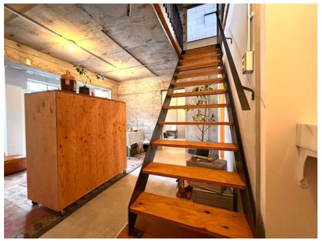 大山崎町円明寺脇山の内装|スケルトンの階段が抜け感を演出します。