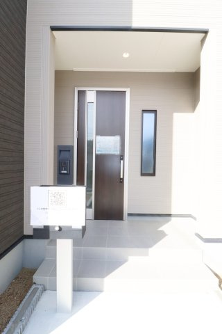 郡山市安積町笹川字北向　　　2号棟　　　安積第３小学校、安積第２中学区　の玄関