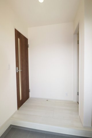 郡山市安積町笹川字北向　　　2号棟　　　安積第３小学校、安積第２中学区　の玄関