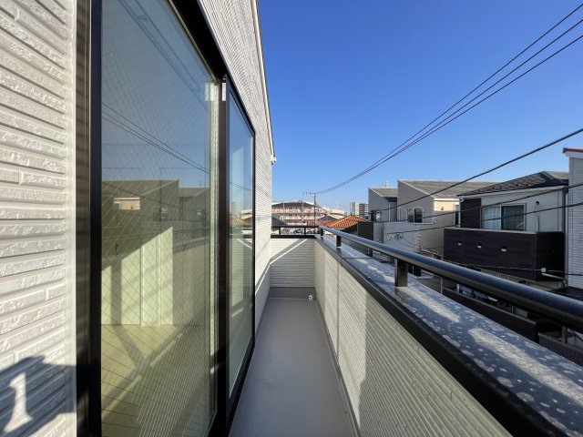 北区志茂3丁目 全3棟 3号棟のバルコニー|日当り良好な南向きワイドバルコニー(3号棟)