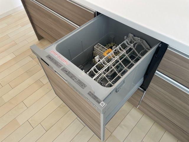 北区志茂3丁目 全3棟 3号棟のキッチン|食後の片づけに便利な食器洗乾燥機が標準装備です 時間が有効活用でき、節水にもなります(3号棟)