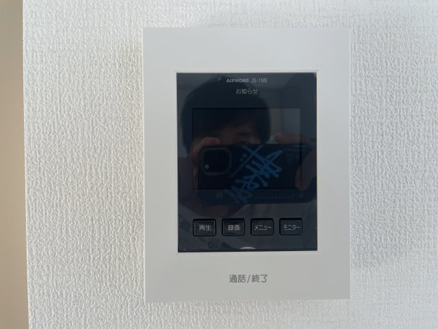 北区志茂3丁目 全3棟 3号棟の設備|インターホンの映像で来訪者の声と顔を確認後鍵を解錠することができるTVモニター付きインターホン(3号棟)