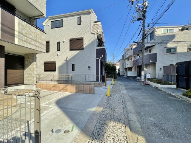 北区志茂3丁目 全3棟 3号棟の前面道路含む現地写真|南側約4.0ｍ公道に面する全3棟
日当り良好です
東京メトロ南北線「志茂」駅徒歩4分♪