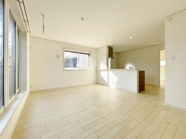 北区志茂3丁目 全3棟 3号棟の居間・リビング|2階LDKは約14.8帖、南向きバルコニーに面した明るい空間です(3号棟)