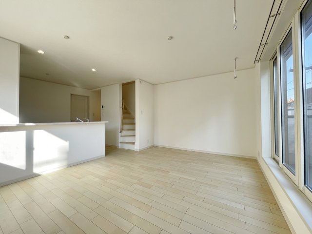 北区志茂3丁目 全3棟 3号棟の居間・リビング|2階LDKは約14.8帖、南向きバルコニーに面した明るい空間です(3号棟)