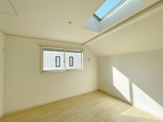 北区志茂3丁目 全3棟 3号棟の洋室|3階6.0帖洋室　トップライトを設け柔らかな自然光が差し込む心地よい空間を実現(3号棟)