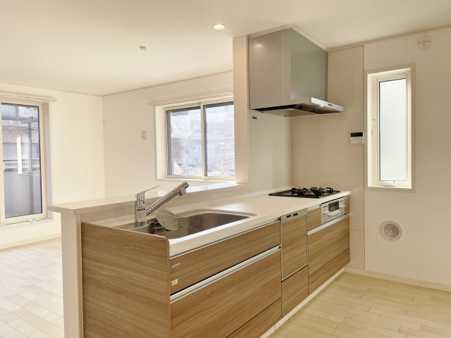 北区志茂3丁目 全3棟 3号棟のキッチン|人気の対面式キッチンには食洗機を標準装備です(3号棟)