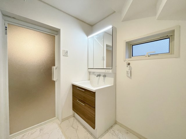 北区志茂3丁目 全3棟 3号棟の独立洗面台|使いやすい三面鏡の洗面台
鏡裏やベースキャビネットなど収納スペースもしっかり設けているので水回りをキレイにお使いいただけます(3号棟)