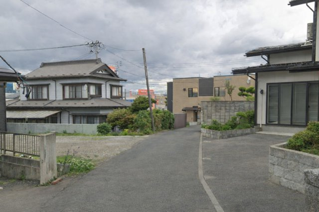 盛岡市西青山2丁目の前面道路含む現地写真