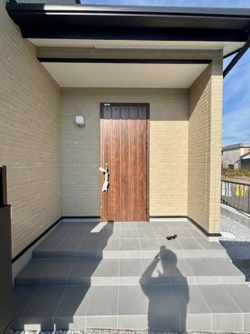 久留米市善導寺町飯田　8号地の玄関|木目調のドアは人気です♪