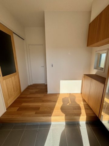 久留米市善導寺町飯田　8号地の玄関|明るい玄関は「ただいま！」「おかえり！」が聞こえる明るい家庭が目に浮かびますね♪