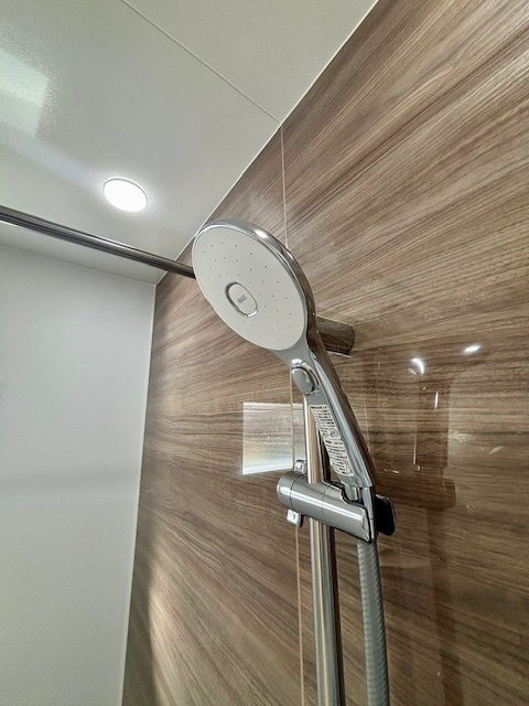 久留米市善導寺町飯田　8号地の浴室|ワイドタイプのシャワーヘッドは気持ちいいですね