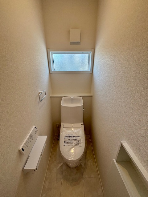 久留米市善導寺町飯田　8号地のトイレ|窓付きのトイレはあかるくていいですね♪