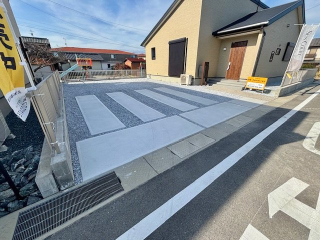 久留米市善導寺町飯田　8号地の駐車場|駐車場も並列でお車の出し入れ楽々ですね♪
