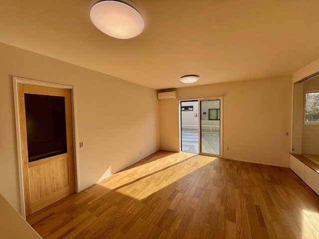 久留米市善導寺町飯田　8号地の居間・リビング|開放感あふれるLDKは家族が自然と集まる心地よい空間です。シンプルな内装で家具の配置も自由自在、暮らしに合わせてアレンジ可能です