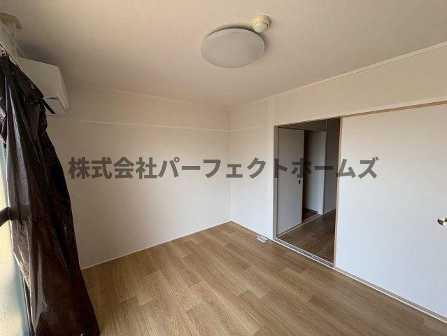 ロイヤルハイツ香里の居間・リビング|ゆったりとした居間です