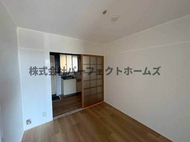 ロイヤルハイツ香里の居間・リビング|使いやすい居間です