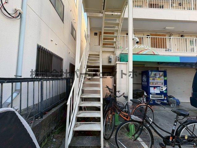 ロイヤルハイツ香里のエントランス|毎日通るエントランスはこのようになっています