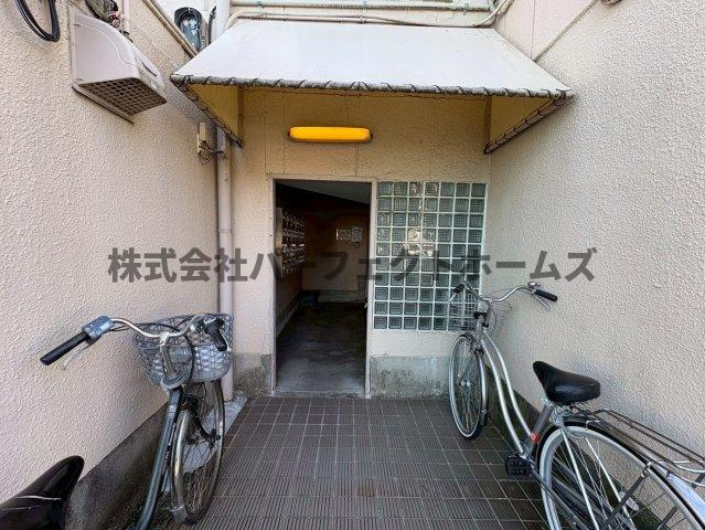 ロイヤルハイツ香里のエントランス|建物の内部です