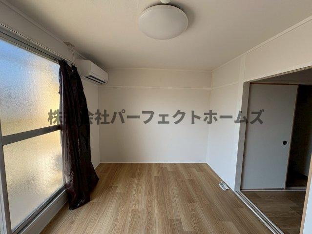 ロイヤルハイツ香里の居間・リビング|ゆったりとした居間です