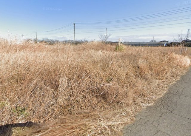 【資材置場・駐車場】久喜市狐塚売地の外観|敷地内の建物が格納庫となりますが、同じ用途の建物でしたら建て替え可能です！