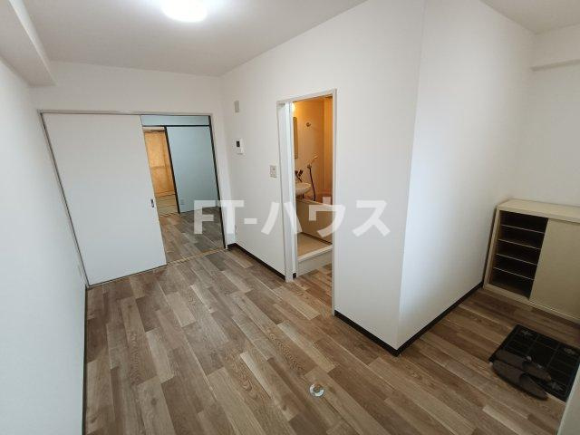 津田沼ビルの洋室